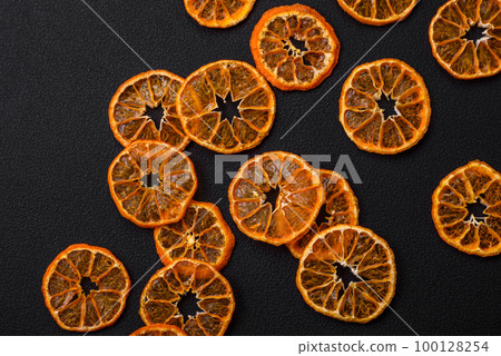 Dried round shape slices of bright orange color tangerine 100128254