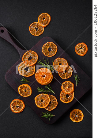 Dried round shape slices of bright orange color tangerine 100128264