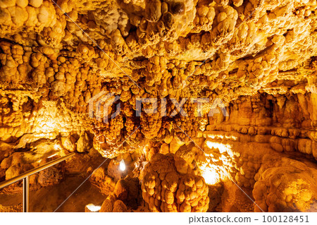 Interior view of the Meramec Caverns 100128451