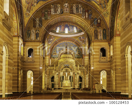 Interior view of the Cathedral Basilica of Saint Louis 100128453