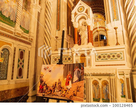 Interior view of the Cathedral Basilica of Saint Louis 100128465