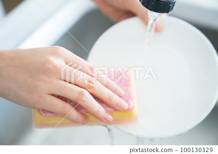 Woman, hand, dishwashing, kitchen, dishwashing, housewife, washing, woman, kitchen, plumbing, cream color, young 100130329