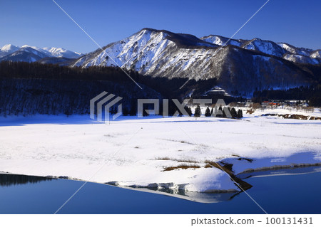 Nishiwaga Town, Iwate Prefecture, snowy scenery of Lake Kinshu on a sunny day Nishiwaga Town, Iwate Prefecture, snowy scenery of Lake Kinshu on a sunny day 100131431