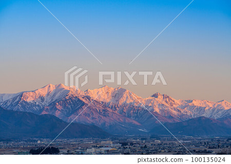 [Sunrise material] Morning glow Northern Alps and blue sky [Nagano Prefecture] 100135024