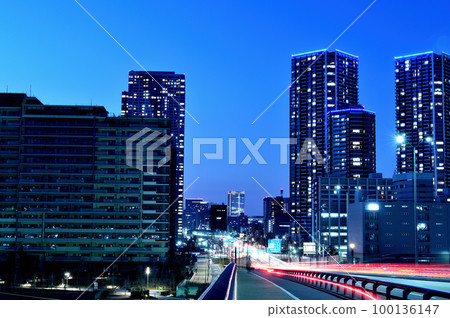 從豐洲大橋看到的晴海、勝哄、月島地區高層公寓的夜景 100136147