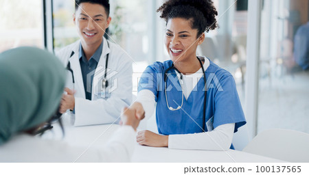 Doctors handshake, welcome and hospital team with applause, onboarding and kindness for new colleagues. Black woman, asian man and muslim medic in clinic, shaking hands and healthcare collaboration 100137565