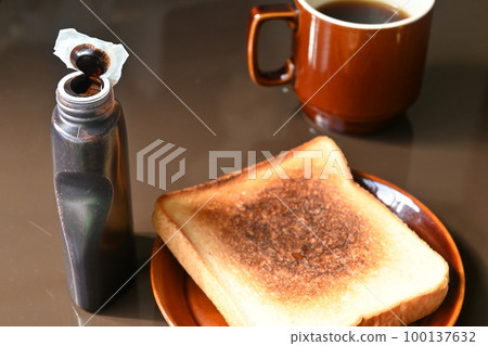 吐司和一瓶巧克力醬 100137632