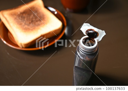 吐司和一瓶巧克力醬 吐司和一瓶巧克力醬 100137633