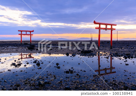 佐賀縣多良町乙太神社退潮時的海底鳥居和日出 100138941