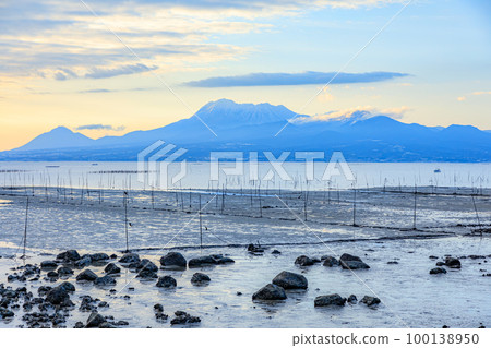 Mount Unzen and Ariake Sea in winter, Isahaya City, Nagasaki Prefecture 100138950