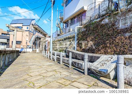 A single pillar torii gate in winter, Sanno Shrine, Nagasaki City, Nagasaki Prefecture 100138981