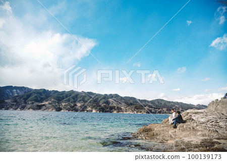 新郎新娘在蔚藍的大海中嬉戲 新郎新娘在蔚藍的大海中嬉戲 100139173