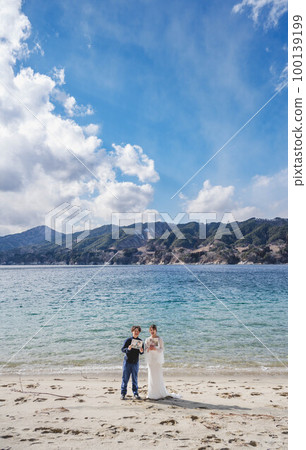Bride and groom having fun in the blue sea Bride and groom having fun in the blue sea 100139199