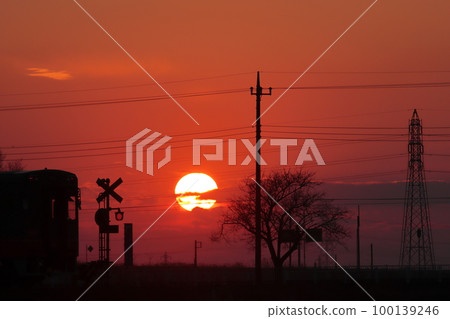 An image of a train running against the setting sun An image of a train running against the setting sun 100139246