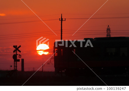 An image of a train running against the setting sun An image of a train running against the setting sun 100139247