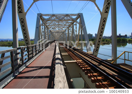 Joto Freight Line Yodogawa Bridge, which once had a pedestrian bridge (Akagawa Iron Bridge, photographed in 2013) Joto Freight Line Yodogawa Bridge, which once had a pedestrian bridge (Akagawa Iron Bridge, photographed in 2013) 100140933