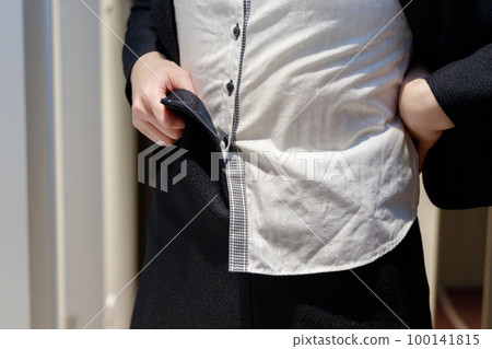女人穿裙子西裝更衣形象 女人穿裙子西裝更衣形象 100141815
