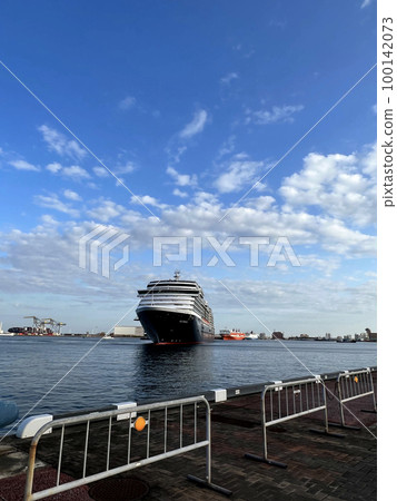 Luxurious liner Westerdam Naha port entrance scenery 100142073