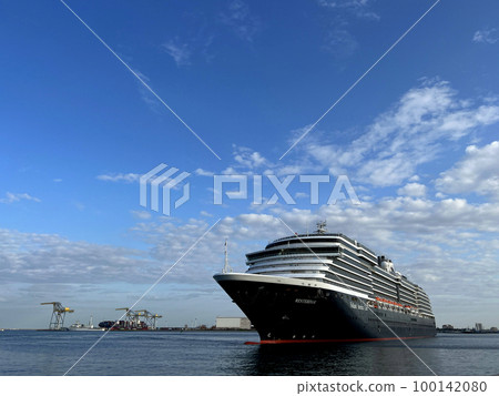 Luxurious liner Westerdam Naha port entrance scenery Luxurious liner Westerdam Naha port entrance scenery 100142080