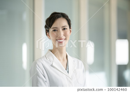 A woman in her 30s wearing a white coat looking at the camera portrait photography cooperation "LINK FOREST" A woman in her 30s wearing a white coat looking at the camera portrait photography cooperation "LINK FOREST" 100142460