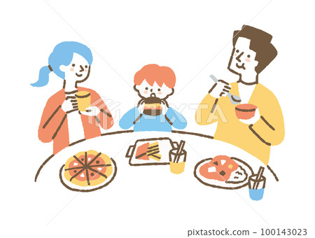 一家三口在美食廣場吃飯_color 100143023