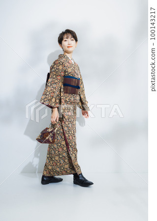 Sarasa komon short hair woman Sarasa komon short hair woman 100143217