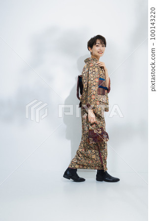 Sarasa komon short hair woman Sarasa komon short hair woman 100143220