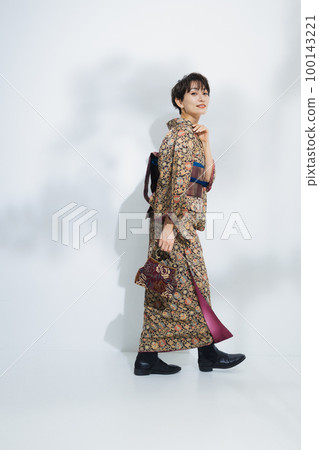 Sarasa komon short hair woman Sarasa komon short hair woman 100143221