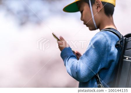 smartphone, sumaho, primary school student 100144135