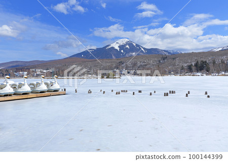 Lake Shirakaba and Mt. Tateshina in winter 100144399