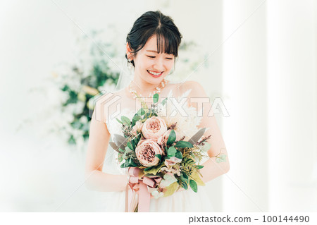Bride / bride woman with a bouquet at the wedding hall 100144490