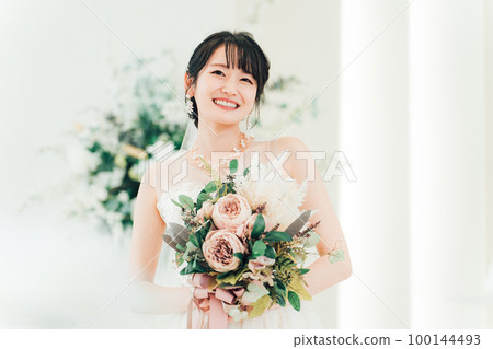 新娘/新娘在婚禮大廳拿著花束 100144493