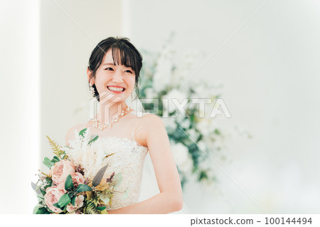 新娘/新娘在婚禮大廳拿著花束 100144494