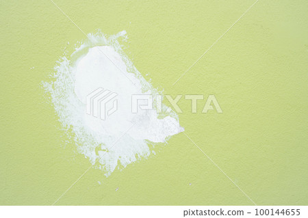 The white plastering repair wall paint in to green color wall cement. The white plastering repair wall paint in to green color wall cement. 100144655