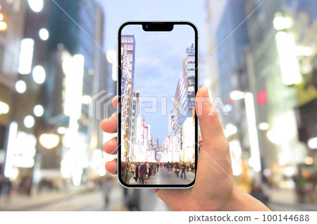 Photographing pedestrian paradise in Ginza with a smartphone (composite) 100144688