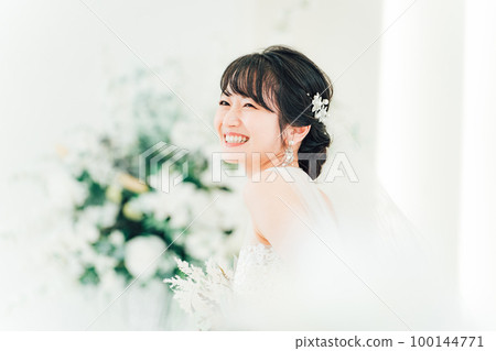 Bride / bride woman with a bouquet at the wedding hall (profile) Bride / bride woman with a bouquet at the wedding hall (profile) 100144771