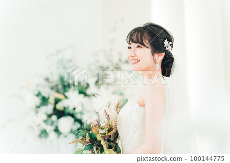 在婚禮大廳拿著花束的新娘/新娘女人（簡介） 100144775