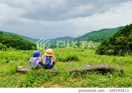 卡卡西眺望日本 100 大梯田之一,岡山縣久米郡的“Ohaganishi Rice Terraces” 卡卡西眺望日本 100 大梯田之一,岡山縣久米郡的“Ohaganishi Rice Terraces” 100145613