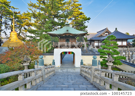 [Gogakusan Tanjoin Zentsuji] (Shikoku Sacred Site No. 75 Fudasho) Zentsuji Town, Zentsuji City, Kagawa Prefecture 100145723