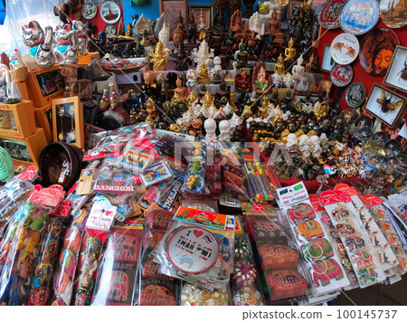 在市場攤位的泰國紀念品 在市場攤位的泰國紀念品 100145737