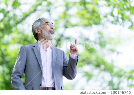 祖父,新綠,男性,高級,祖父,綠色,春天,微笑,人,肖像,旅行,第二人生 祖父,新綠,男性,高級,祖父,綠色,春天,微笑,人,肖像,旅行,第二人生 100146740