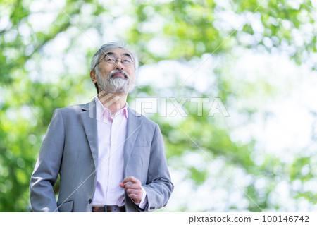 祖父,新綠,男性,高級,祖父,綠色,春天,微笑,人,肖像,旅行,第二人生 祖父,新綠,男性,高級,祖父,綠色,春天,微笑,人,肖像,旅行,第二人生 100146742