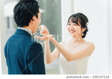 The bride and groom who do the first part-time job at the wedding ceremony (wedding cake / cake knife) 100147158