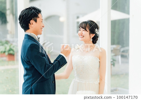 The bride and groom who do the first part-time job at the wedding ceremony (wedding cake / cake knife) 100147170