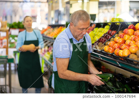 man seller offers to buy zucchini man seller offers to buy zucchini 100147694