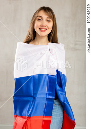 Young happy pretty woman displaying flag of russia 100148019