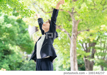 女商人新鮮的綠色成長 100148237