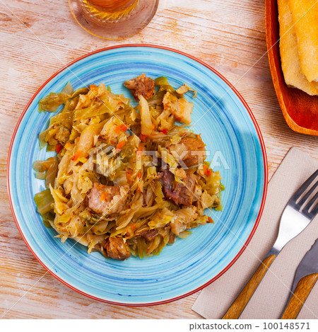 Stewed cabbage with pork Stewed cabbage with pork 100148571