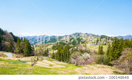A quiet mountain village in spring (Ogawa Village, Nagano Prefecture) 100148648