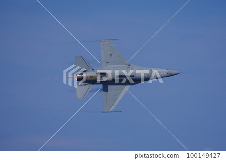 美國空軍F-16在日本航空自衛隊航空節上進行表演飛行 100149427